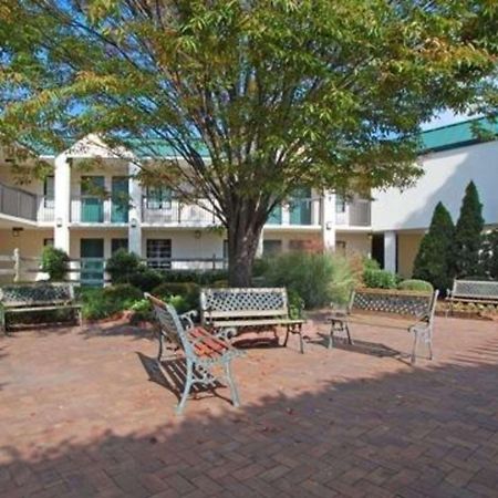 Quality Inn & Suites Hanes Mall Winston-Salem Buitenkant foto