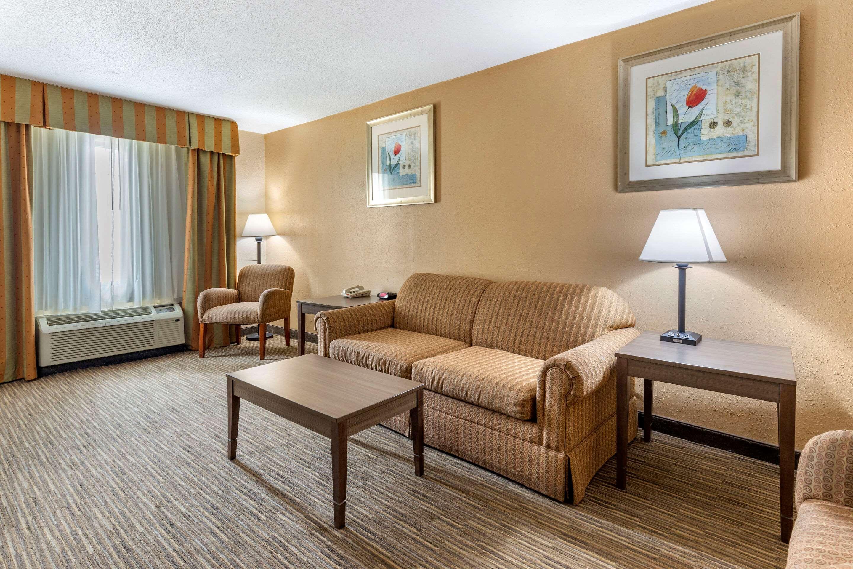 Quality Inn & Suites Hanes Mall Winston-Salem Buitenkant foto