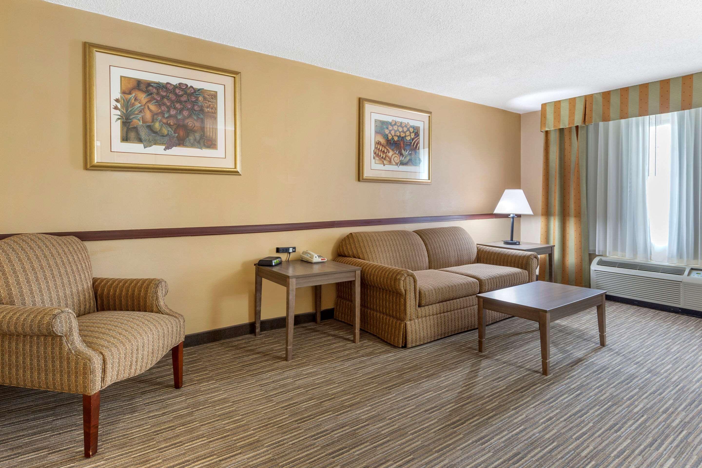 Quality Inn & Suites Hanes Mall Winston-Salem Buitenkant foto