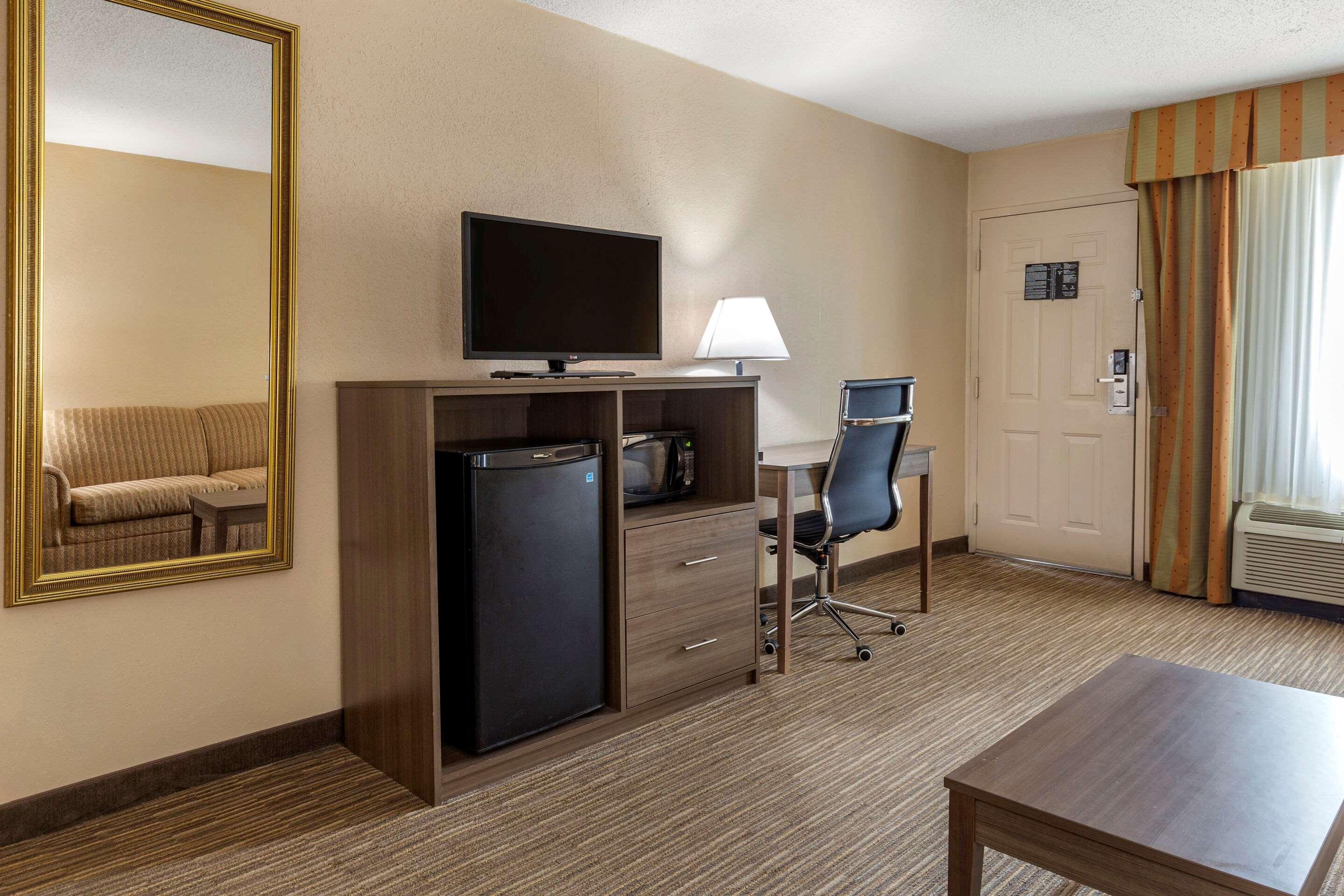 Quality Inn & Suites Hanes Mall Winston-Salem Buitenkant foto