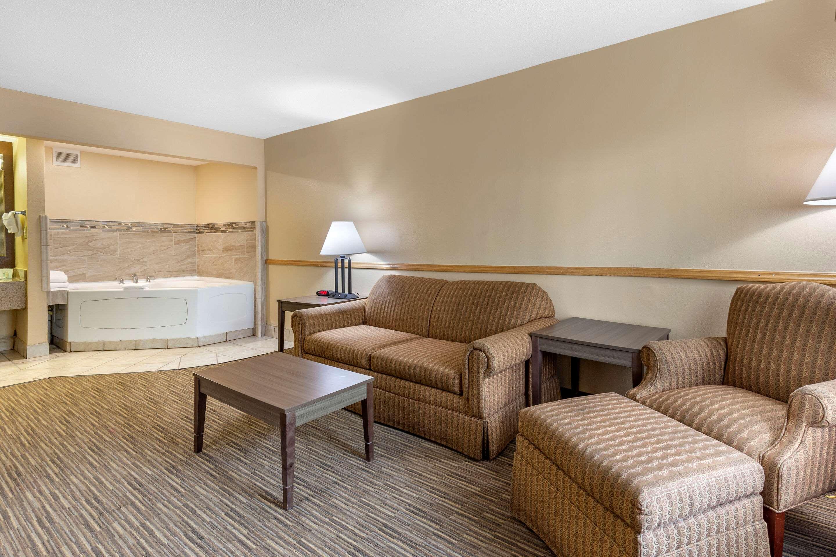 Quality Inn & Suites Hanes Mall Winston-Salem Buitenkant foto
