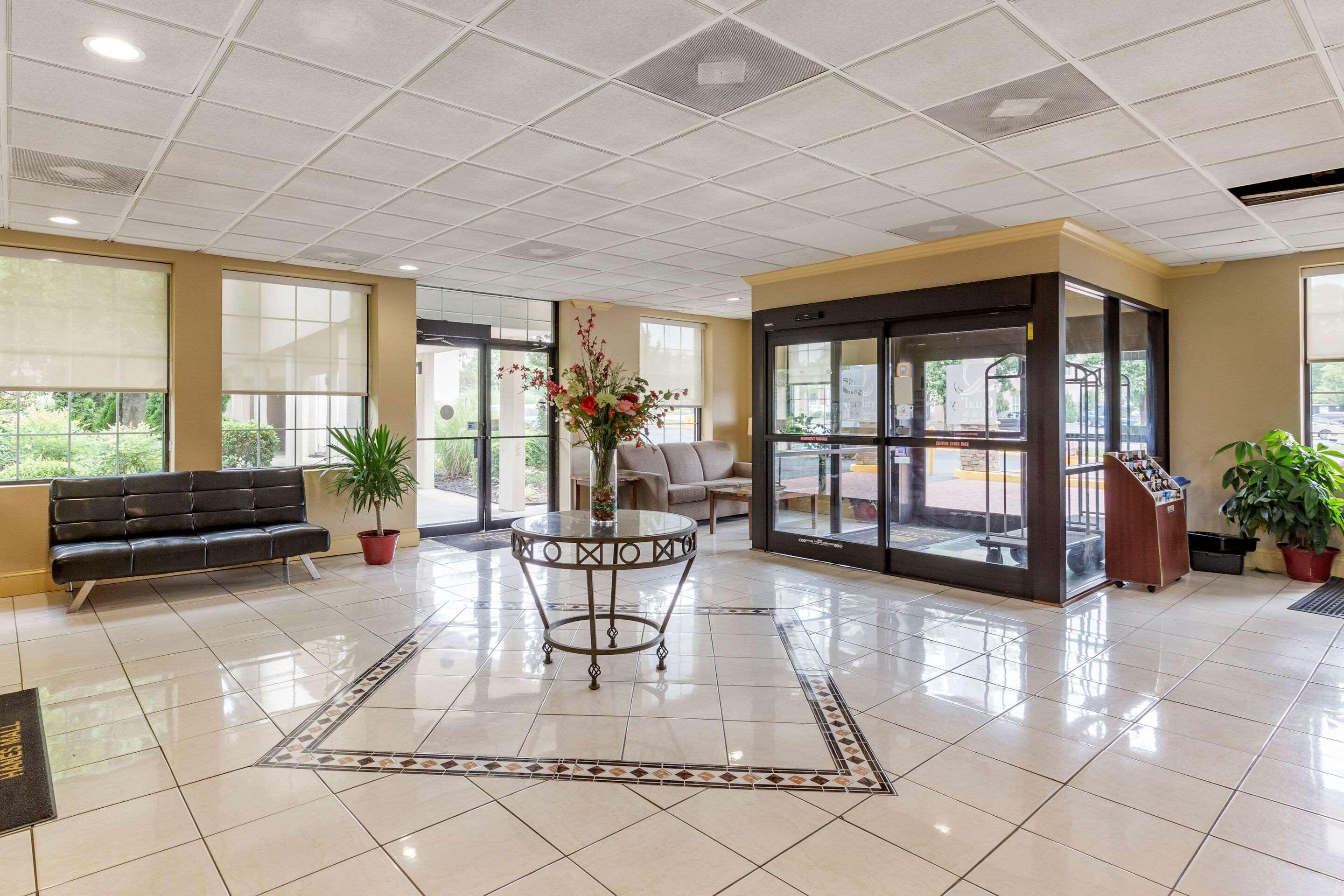Quality Inn & Suites Hanes Mall Winston-Salem Buitenkant foto